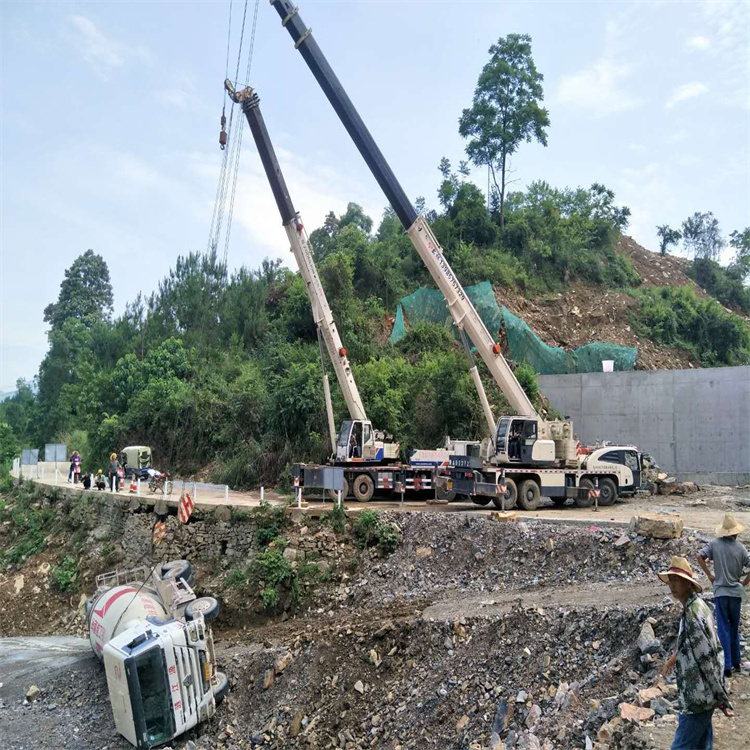 邹平汽车掉沟里叫吊车救援要多少钱